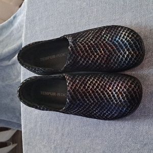 Temporpedic multi colored metallic slip on shoe. Size 8. New
